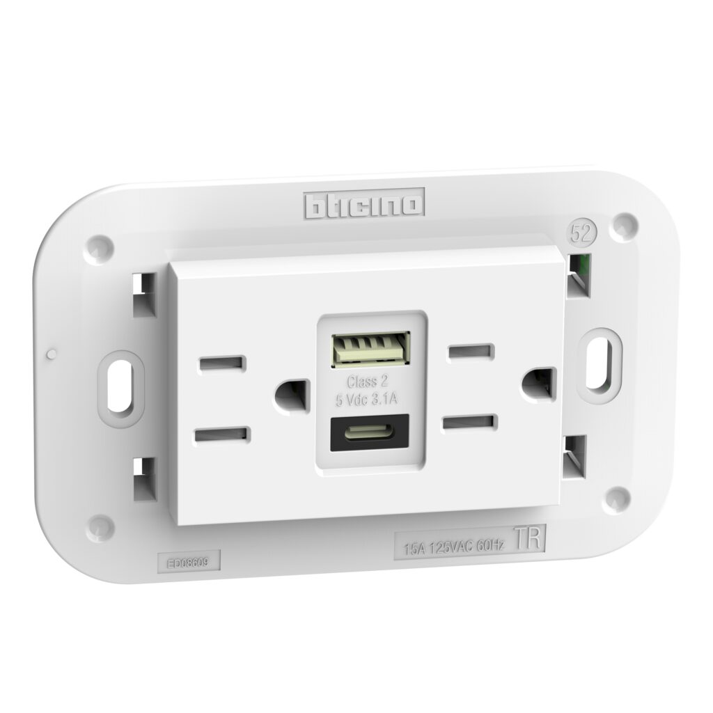 Tomacorriente dúplex 15 A con USB A y USB C, 3 módulos blanco Living Now BTicino KW4188AC
