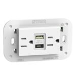 Tomacorriente dúplex 15 A con USB A y USB C, 3 módulos blanco Living Now BTicino KW4188AC