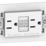 Tomacorriente dúplex GFCI 15 A 127 V, 3 módulos Living Now BTicino KW4188GFG6
